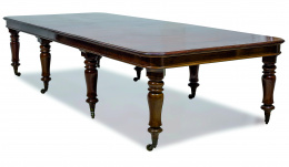 412.  Mesa de comedor victoriana en madera de caoba sobre ocho patas en madera torneada con ruedas.Inglaterra, h.1840-1890.