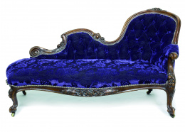 1025.  Chaise longue victoriana de estilo rococó en madera de caoba tallada con tapicería capitoné de terciopelo brocado.Inglaterra, 1850-1880.