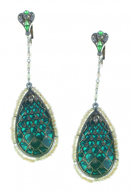 203.  Delicados pendientes de pp. S. XX con gota colgante de esmalte Pliqué-á-Jour, perlas finas que penden de esmerladas y diamantes en forma lobulada