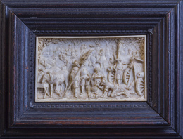 1080.  “Escena de batalla”Placa de marfil tallado en medio bulto.Trabajo centroeuropeo, S. XIX.