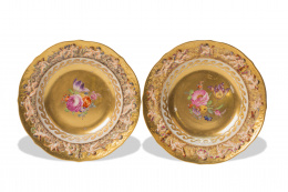 654.  Dos platos de porcelana esmaltada y dorada, con flores pintadas.Nápoles, S. XIX 