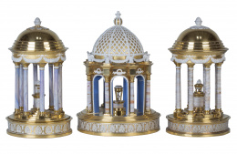 653.  Juego de tres templetes de porcelana esmaltada y dorada y biscuit.Darte Freres, París, h. 1820-30.