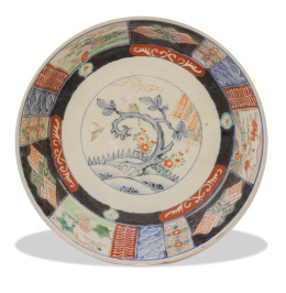 821.  Plato acuencado de porcelana esmaltada Imari.Japón, ff. del S XIX.