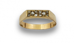 34.  Sortija con banda rectangular de diamantes en oro amarillo de 18K.