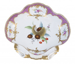 957.  Fuente lobulada en forma de venera en porcelana esmaltada y dorada.Meissen, 1730-1763.