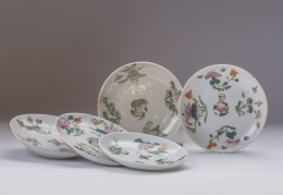 672.  Conjunto de cinco platitos en porcelana china, familia rosa, Trabajo chino para la exportación, dinastia Qianlong, S. XVIII