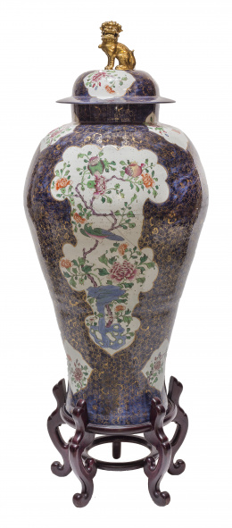 682.  Gran tíbor en porcelana china, pieza para la exportación, dinastía Quing, época Qienlong, ffs. S. XVIII-XIX