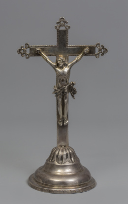 1038.  Cruz de altar en plata, con inscripción que reza "A MI DEBOCIÓN AL SEÑOR DE LOS MILAGROS EN LA IGLESIA DE YAHNAUARA 1766".Trabajo peruano, 1766.