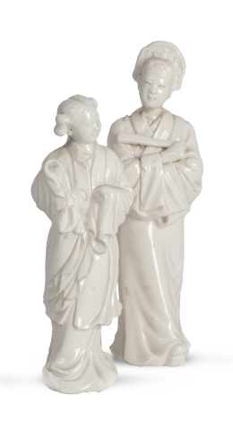 1169.  Dos figuras escultóricas de porcelana esmaltada tipo "Blanc-de-Chine".S. XX.