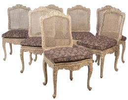 1119.  Juego de diez sillas de estilo Luis XV de madera tallada y 