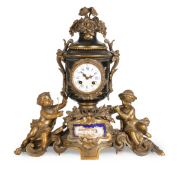 646.  Reloj de sobremesa Napoleón III de bronce dorado y porcelana esmaltada y dorada. Francia, segunda mitad del S. XIX.