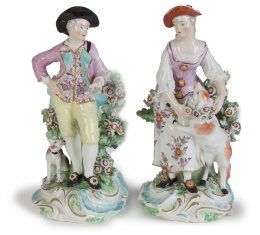 567.  Pareja de figuras pastoriles de porcelana esmaltada.Inglaterra, mediados del S. XVIII.