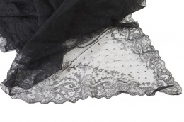 1340.  Mantilla triangular negra con plumetti, h. 1890.