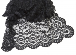 1337.  Mantilla rectangular negra, h. 1890.