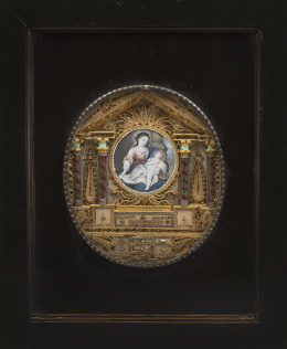 534.  Relicario con papel dorado formando una arquitectura clásica acompañada por roleos.Con miniatura central representando a la Virgen con el Niño y marco de ébano.Trabajo conventual italiano, c. 1820.