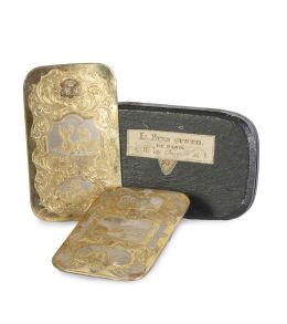 1213.  Dos placas de metal grabadas y doradas con corona condal, iniciales BL, escenas galantes y paisajes.pp. del S. XX.
