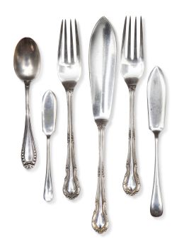 648.  Lote formado por: cuatro cucharas de plata ley 916 con marcas de Matilde Espuñes, Madrid (1909-1950); 6 palas de mantequilla de metal plateado; 6 palas y 6 tenedores de pescado y 2 tenedores de postre de Christofle.