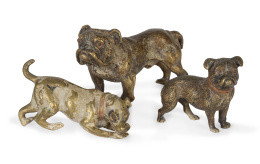 672.  Lote de tres perros de bronce y bronce dorado.Viena, S. XIX.