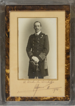 662.  Antonio Cánovas del Castillo y Vallejo, conocido como Kâulak (1862 - 1933).Fotografía de Alfonso XIII (1886 - 1941) vestido con uniforme.Firmada, dedicada y fechada "Al Conde de Lombillo Alfonso R. 1905".