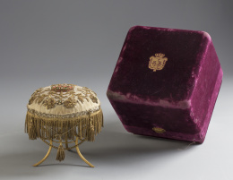 639.  Soporte para tiara de la Casa Real Española, posiblemente de la reina Victoria Eugenia de Battenberg.Con su estuche en terciopelo púrpura con el escudo real.Primer tercio del S. XX