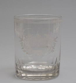 1092.  Vaso de recuerdo, de vidrio incoloro, grabada al puntil, decorado con la Colegiata y el nombre de Sofia.Época Historicista 1833-finales del S. XIX