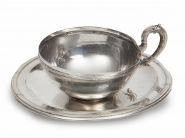 948.  Taza de plata con su plato, con marcas de Madrid, 1927.