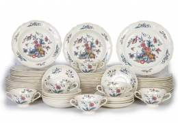 1427.  Vajilla "Williamsburg Potpourri" en loza esmaltada con decoración floral y aves.Wedgwood, S. XX.