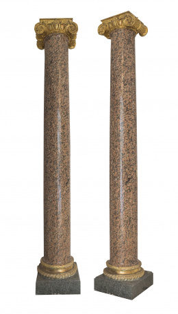 1320.  Pareja de columnas en granito rosa con capitel dorado de orden jónico de bronce dorado. S. XIX.