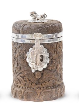 1309.  Coquera o Chocolatera con forma cilíndrica de madera de cocobolo tallada y monturas en plata.Alto Perú, Moxos o Chiquitos, h. 1770.