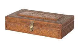 1177.  Caja de madera de peral con motivos del héroe Khosrow y Shirin. Abadeh, Persia, dinastía Qajar, S. XIX.