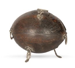 1176.  Alcancia o ‘cochinito’ de nuez de coco montada en plata, tallada con el rostro del rey Carlos III (1716 -1788).Reino de Guatemala, trabajo virreinal, c. 1780.