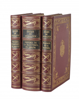 779.  Tres volúmenes sobre Montería del DUQUE DE ALMAZANPrimera edición. Editados por el Instituto gráfico Oliva de Vilanova, BarcelonaDedicados y firmados por el Duque de Almazán a Josefina Diez en diferentes fechas de 1936.Encuadernación en piel roja decorada con hierros de oro. Lomera con nervios ; motivos cinegéticos en oro, florones y tejuelos.