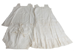 972.  Lote compuesto: por camisón, camisa y pololos en hilo blanco con bordado en círculos y encaje, pp. del S. XX.