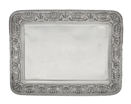 957.  Bandeja rectangular con borde repujado en plata ley 916. Comercializada en San Sebastián por Astrain.Matilde Espuñes, h, 1914.