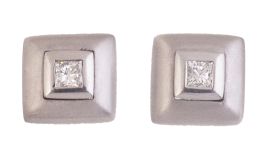 172.  Pendientes con diamante talla princesa en marco doble cuadrangular de oro blanco mate