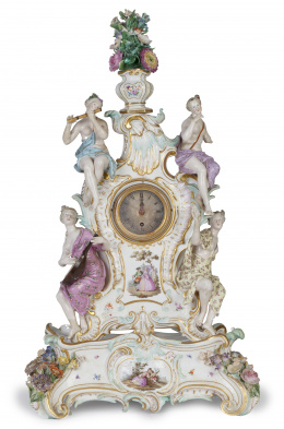 935.  Reloj de sobremesa de porcelana esmaltada con decoración tipo floral y cuatro figuras escultóricas con instrumentos musicales.Meissen, (1818-1860)