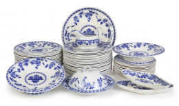 617.  Vajilla "Fausto Delft" de loza esmaltada en azul de cobalto.Minton, Inglaterra, h. 1906.