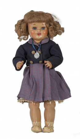 1018.  Muñeca Maricela con uniforme escolar.Fabricada por Santiago Molina Sempere (1888-1971), España, años cuarenta.