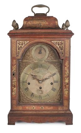 694.  Eardley Norton, (1728-1792).Reloj Bracket Jorge III de madera lacada en rojo con motivos orientales dorados.Londres, Inglaterra, último cuarto del S. XVIII.