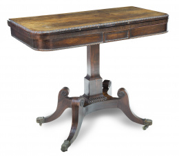 711.  Mesa de juego en madera de palosanto de estilo regencia.Inglaterra, S. XIX.