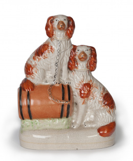 711.  Dos spaniel con barril.Figura de loza esmaltada.Staffordshire, Inglaterra, ff. del  S. XIX.