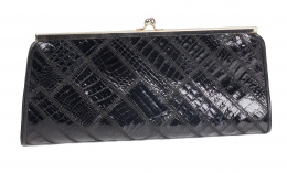 395.  Clutch de piel de cocodrilo "Patchwork" negro