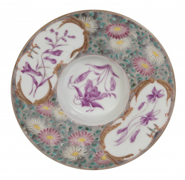 961.  Plato para jícara en porcelana esmaltada de verde y malva, con flores.S. XVIII.