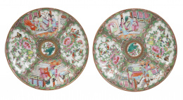 467.  Pareja de platos en porcelana esmaltada de la "familia rosa cantonesa".China, S. XIX.