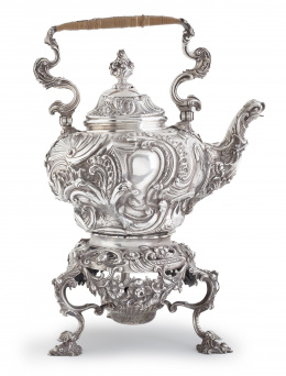 1097.  Samovar rococó, en plata fundida, repujada y cincelada.Londres, h. 1752.