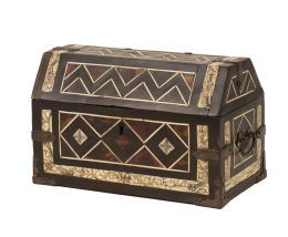 1251.  Caja con tapa a dos aguas con alma de madera, madera de ébano, taracea geométrica de carey y hueso y decoración grabada de hojas.Trabajo mejicano, Campeche, S. XVII.