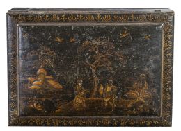 1174.  Caja de pelucas de madera lacada de negro y dorada con decoración de "chinoiseries".Trabajo francés, S. XVIII.