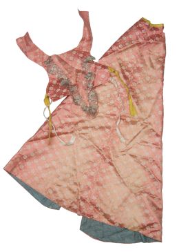 604.  Falda y corpiño para imagen vestidera en seda de raso en rosa y aplicaciones de hilos dorados, simulando encaje de bolillos.Trabajo español, ff. del S. XVIII..