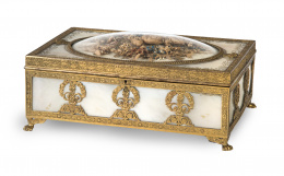 488.  Caja de tocador y de música de estilo imperio en nácar, metal dorado y flores secas.Trabajo francés, segunda mitad del S. XIX.