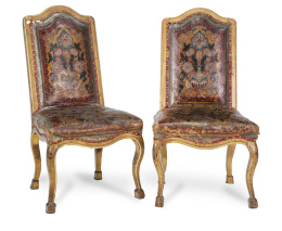 616.  Pareja de sillas de madera tallada y dorada, tapizadas en guadamecí policromado y dorado.Trabajo francés, S. XIX.